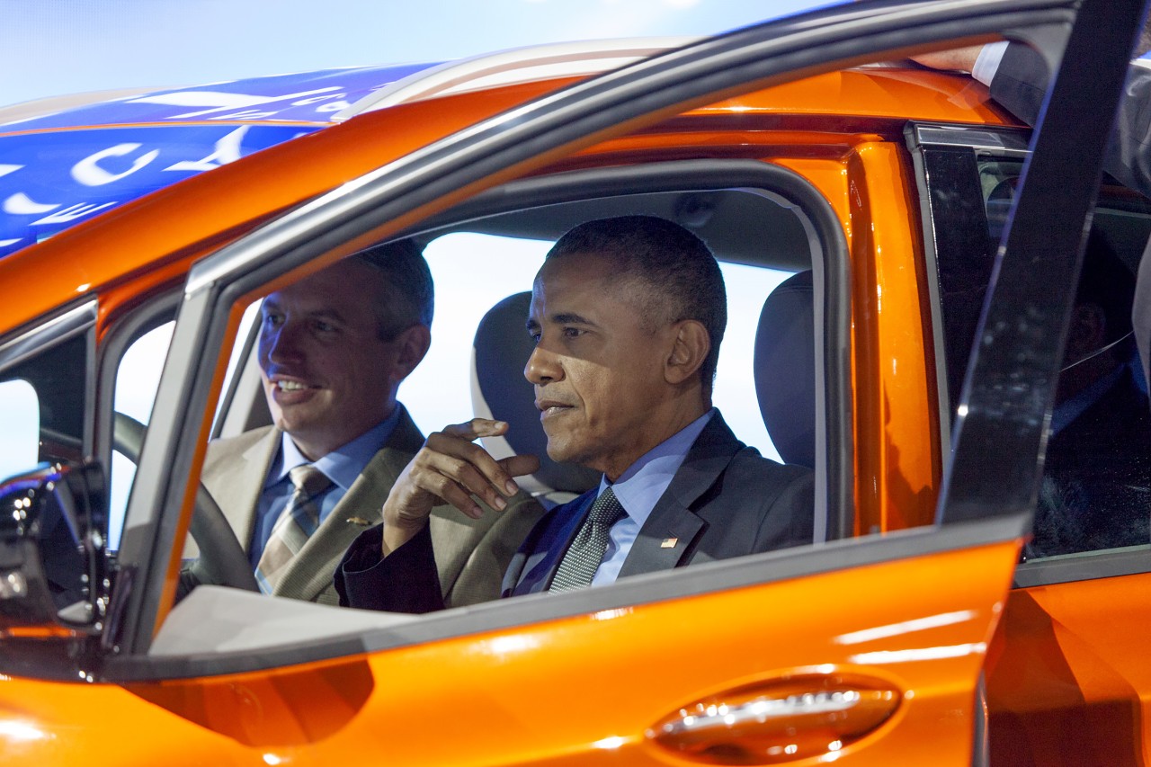 (President Obama in Chevy Bolt at 2016 Detroit Auto Show. © General Motors.)