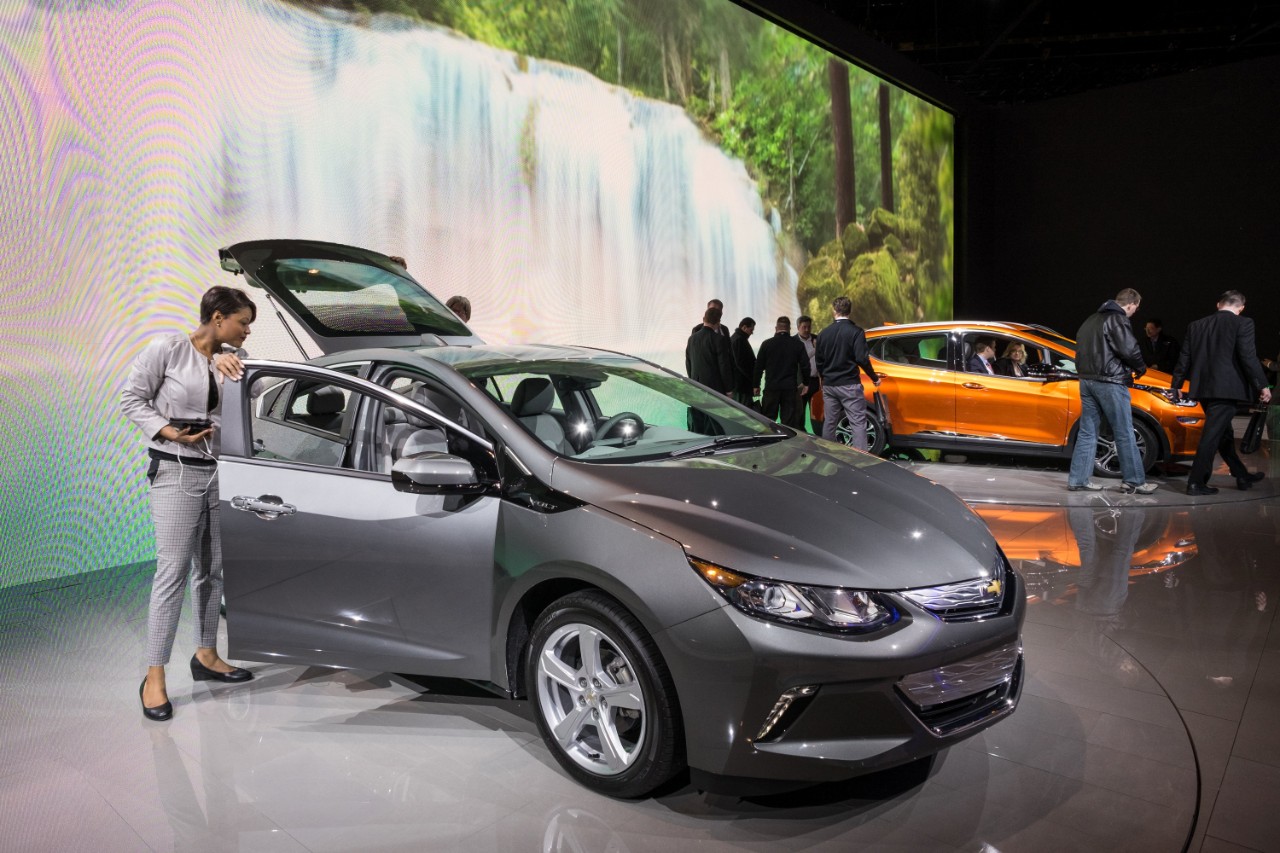 (GM Chevrolet Volt and Bolt at 2016 Chicago Auto Show. © General Motors.)